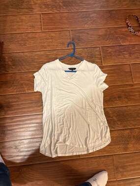 Amaryllis White Short Sleeve V-Neck Relaxed Fit T-Shirt Size 1X